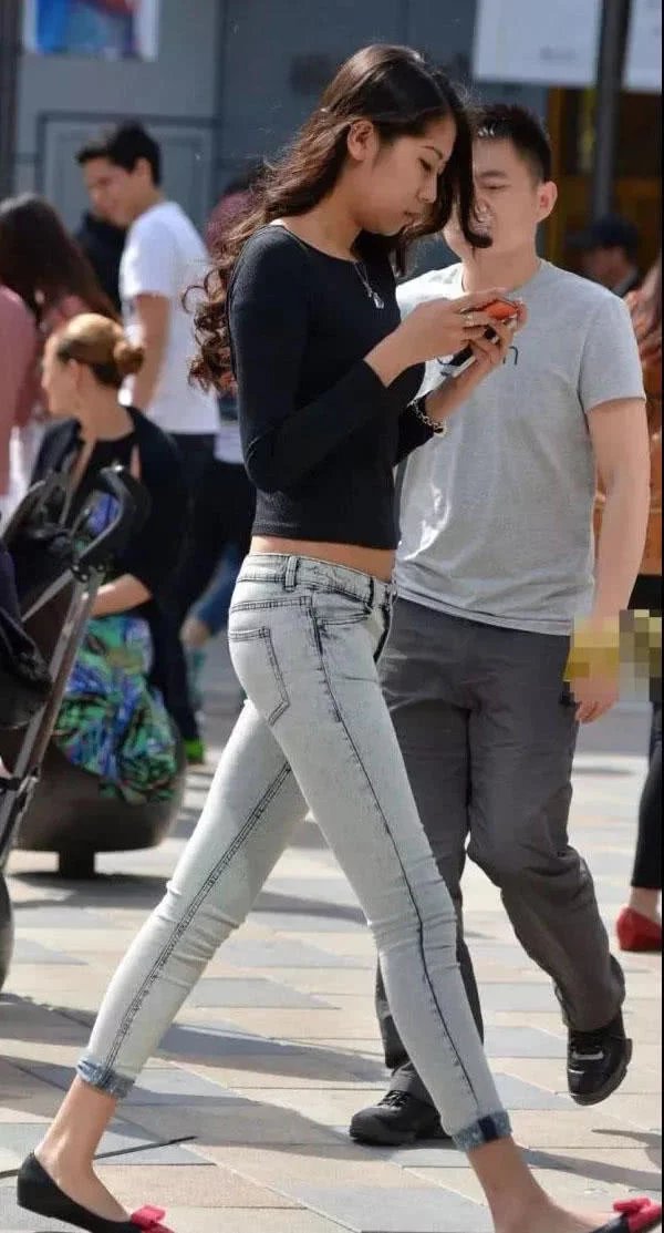 小姐姐披肩的卷发，透露的女神范儿，上身穿搭轻巧露背长袖，后肩