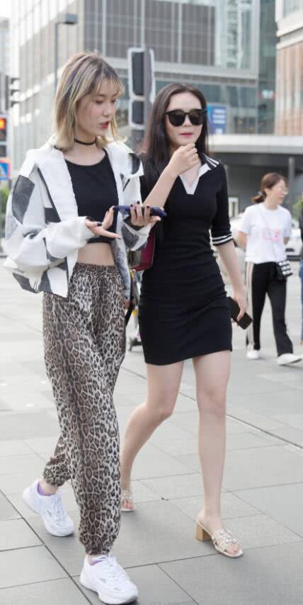 窈窕小姐姐的紧身连衣裙紧紧包裹在身上勾勒完美曲线上演上演美腿