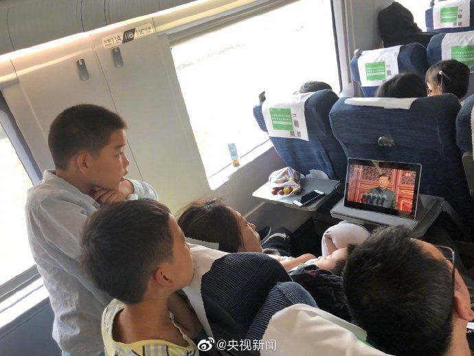  盛世中华@今天机场火车站人山人海看阅兵 这里面有你吗？