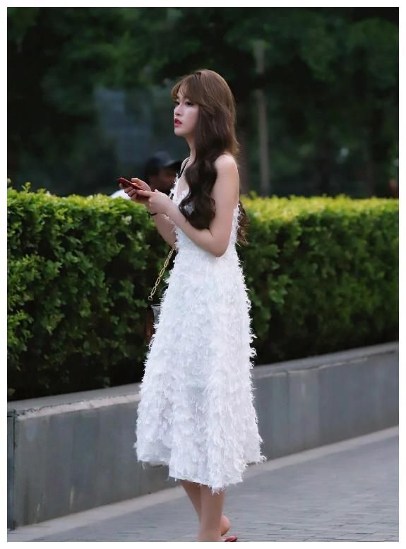 上海街拍:抹胸上衣+超短裤，这样搭配才是宅男最爱!