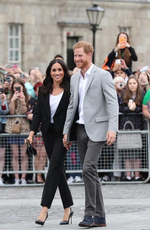 看惯了凯特的名媛风, 再看新鲜的梅根穿搭, 真是时髦的皇室代表