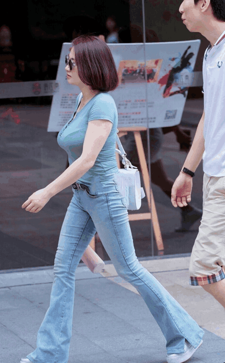 街拍: 紧身短裙显清凉, 感受清凉的气息