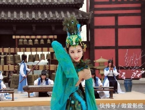 女明星■女明星的孔雀公主造型,全身都穿上羽毛就像了吗?