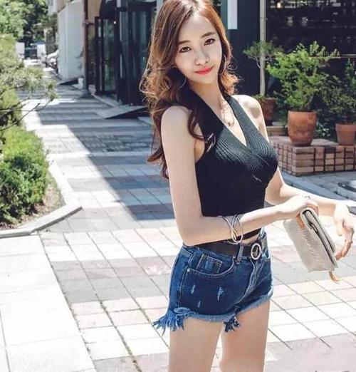 时尚街拍：漂亮女孩用牛仔裤简单搭配，秀出曼妙身材！