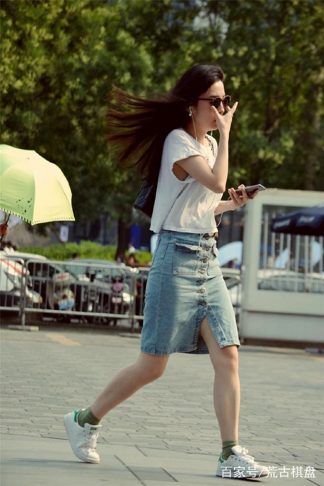 牛仔短裤和短裙，性感不失活力的代表