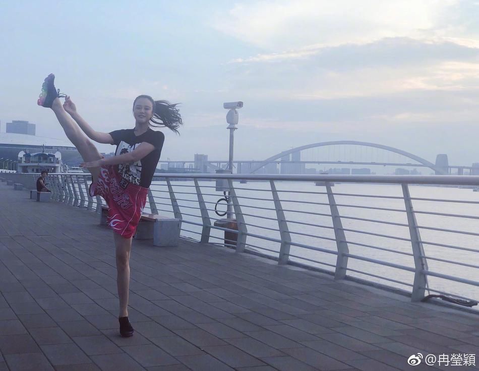 邹市明娇妻江边兴奋大跳，高抬腿秀柔韧度，大长腿又白又直惹人羡