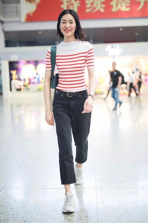 刘雯素颜被拍，网友：这和化妆没差别啊！