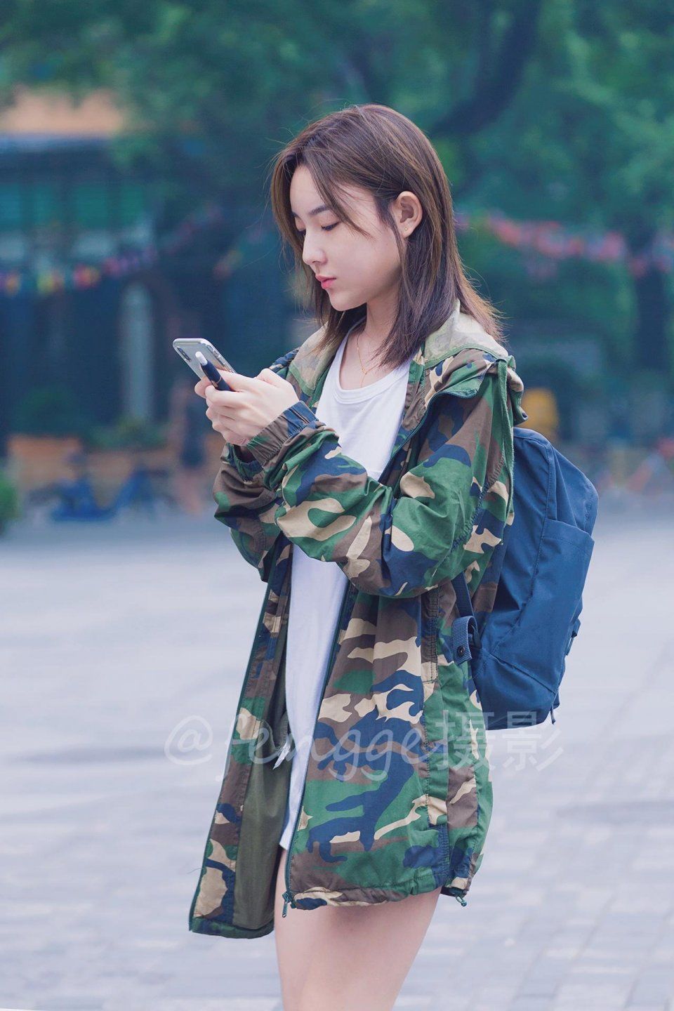 雨停了,女孩穿着时尚雨靴来了,不能趟水了,她心里一定极其失望