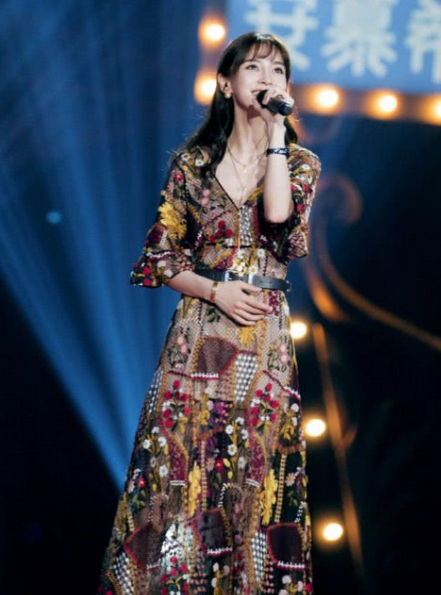 还在玩“A4腰”?杨颖都开始秀“等头腰”了，她的腰比头还要小!