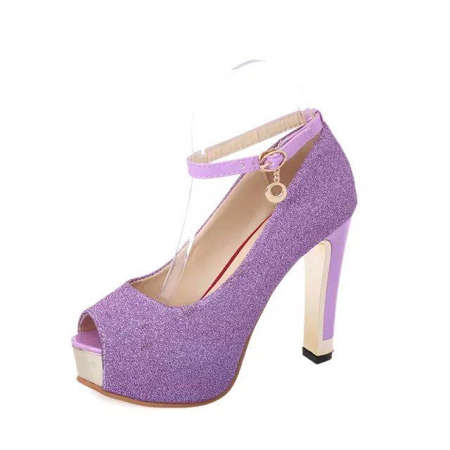 你的脚型这么好,不穿尖头鞋真是太可惜了,展现出自己独特的美