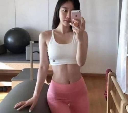  时尚■街拍穿搭打底裤的小姐姐，时尚靓丽，彰显出曼妙曲线