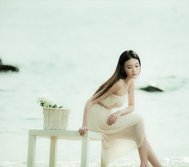  气质|气质出众的美女，黑色紧身衣+黑色皮裙，美丽又有魅力