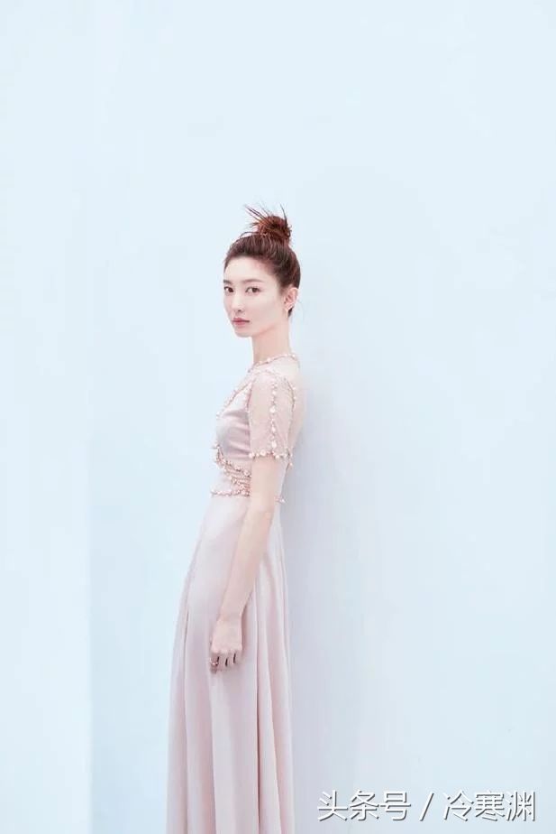 江疏影亮相活动，身穿水墨画连衣裙清新脱俗，网友:气质真好