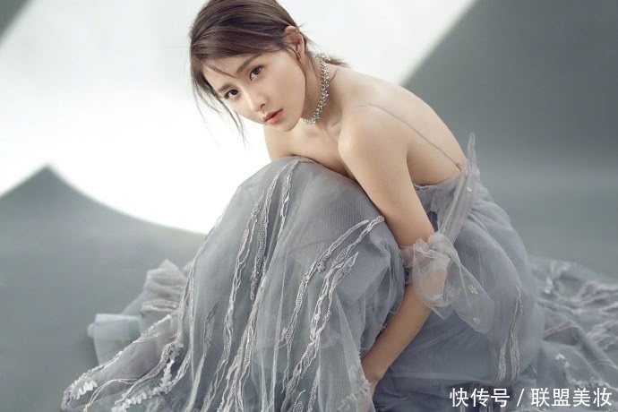 贾青为了红真是拼，西装内只穿了一件内衣，也敢不系纽扣！