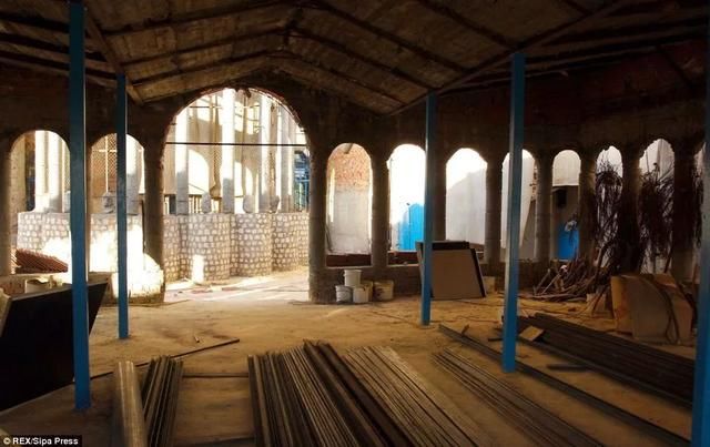 他用半个世纪捡来的垃圾建成教堂，不用起重机，仅凭双手创造奇迹