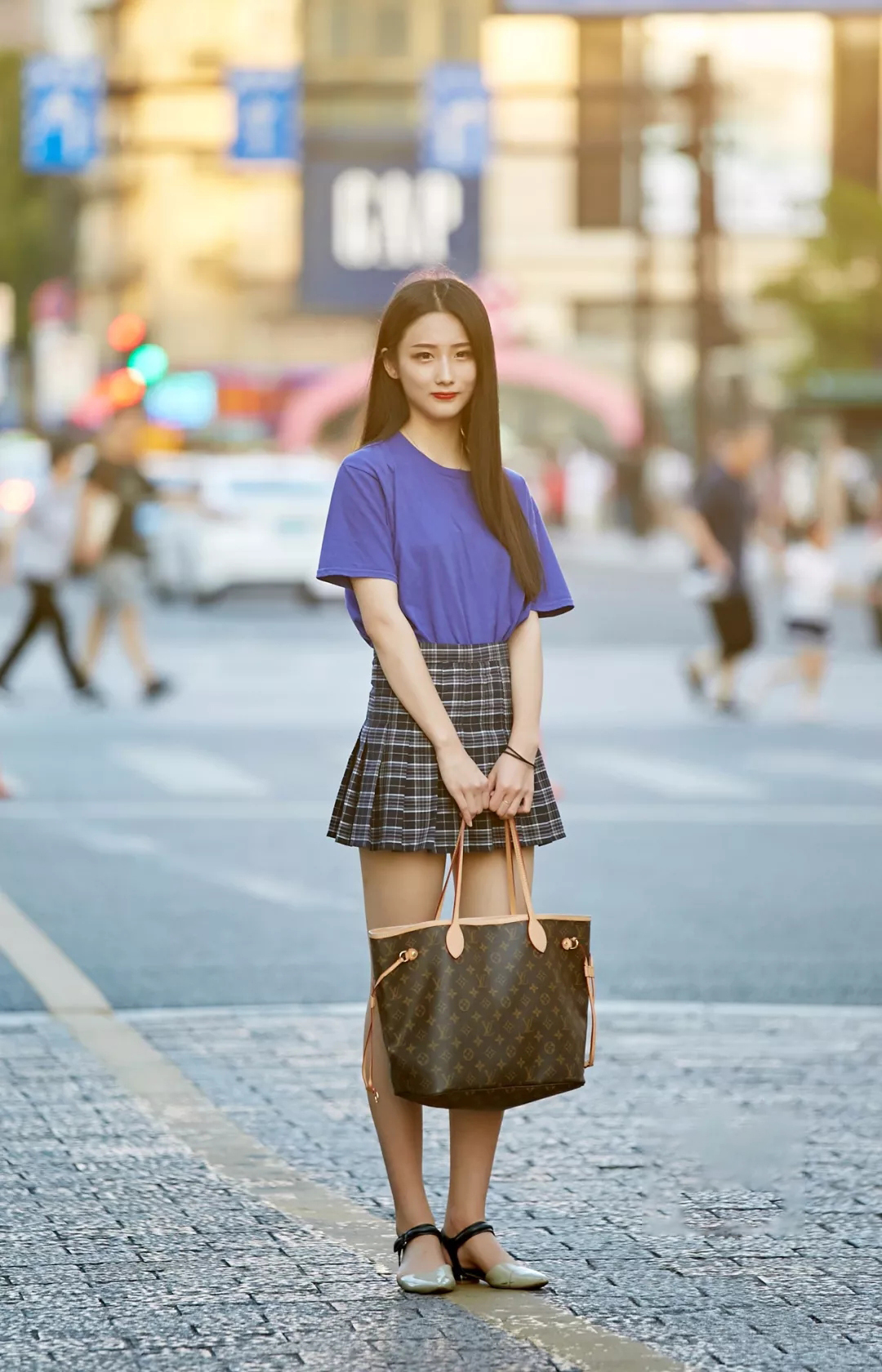 现在女孩最敢穿！个子矮的女生要么T恤当裙子，个高内衣当T恤穿