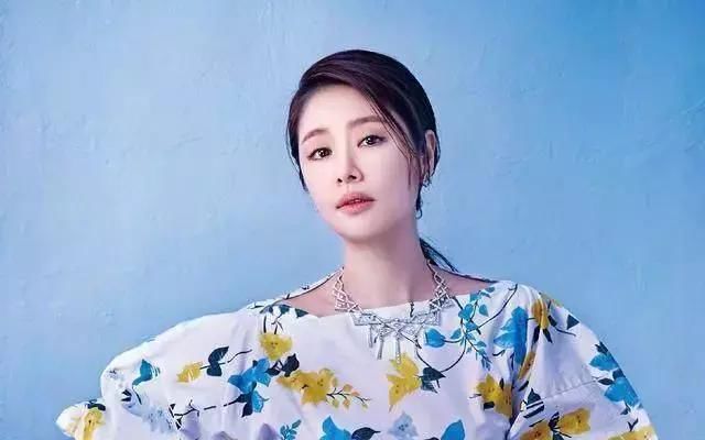 名气毁了靠卖肉？林心如出席一直用手捂住胸，霍建华都受不了！