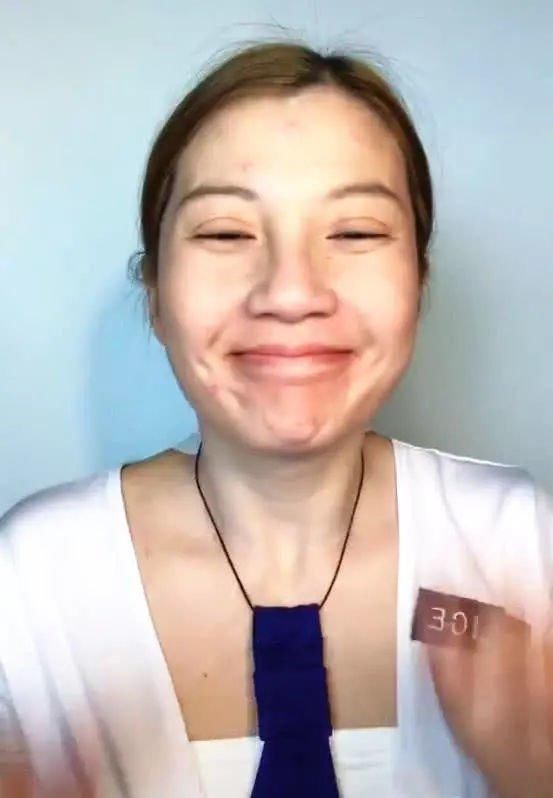 空姐下班卸妆，她向眼睛动手那一刻，网上炸锅了，网友：奶奶？