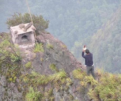 国内最“陡峭”的寺庙，伸出绝壁50余米，游客还要手脚并用