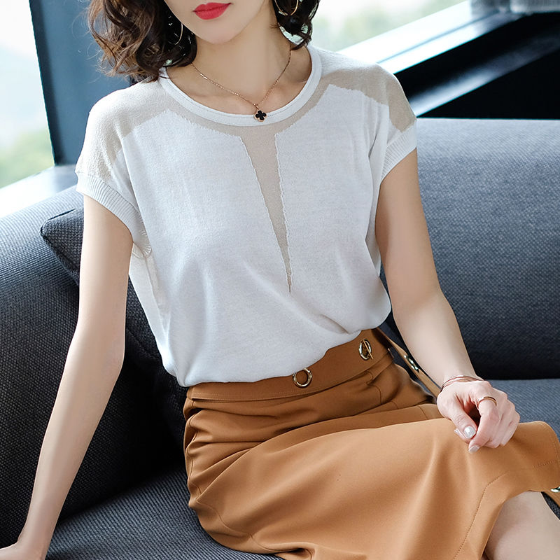 夏天就是要穿的爽朗点，白色T恤搭紧身牛仔裤，超显迷人身材