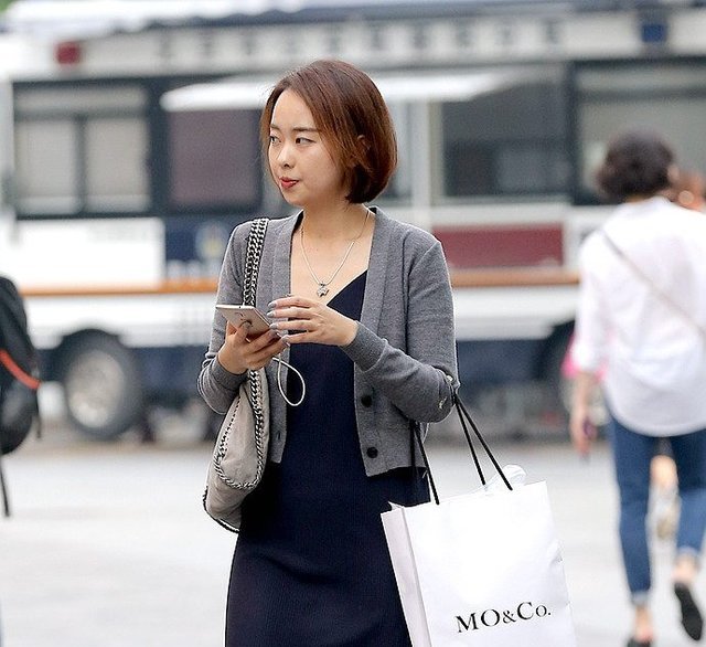 街拍俊逸形体窈窕之女，既不显山露水地张扬，大街上很难才能看到