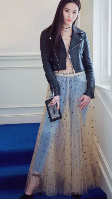 明星们的最新时尚，裙子搭裤子，你觉得好看吗？