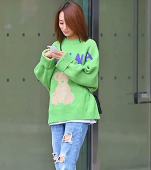  『风采』美女时尚街拍：如花似玉的小姐姐，一条白色的连衣裙，时尚气质风采