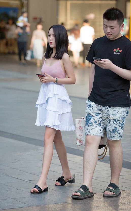 如何穿出小鸟依人的那种感觉?一手长半身裙是一个不错的选择!