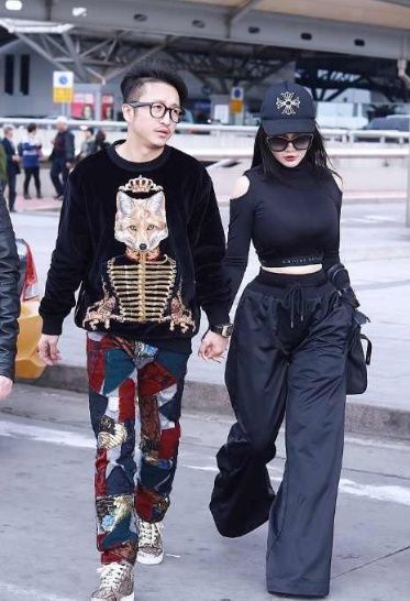 她是中国拳王的娇妻，拥有小蛮腰身材，被称为微胖界的女神