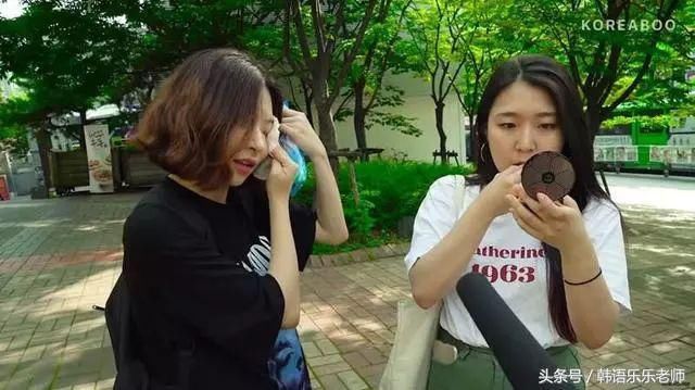 韩国街头要求化妆女生卸妆素颜