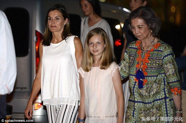 西班牙王后莱蒂齐亚海岛度假，身穿黑白条纹裤，美出新高度!