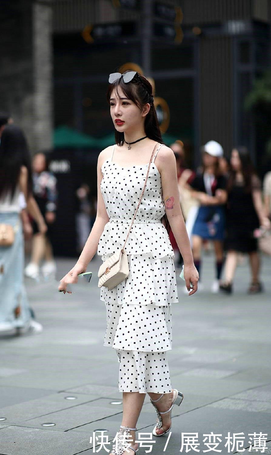 双高跟凉鞋:吊带裙搭配高跟凉鞋这种性感的穿法,还是成熟女人穿更有女人味