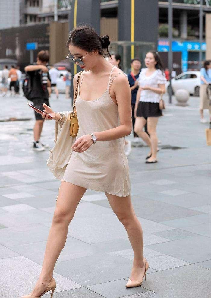 街拍: 清爽吊带连衣裙的小姐姐真美, 没有法拉利你都不配看