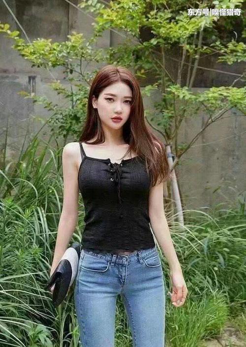 街拍：梨型身材的妹子，身姿凹凸,轻熟优雅时尚有范儿！