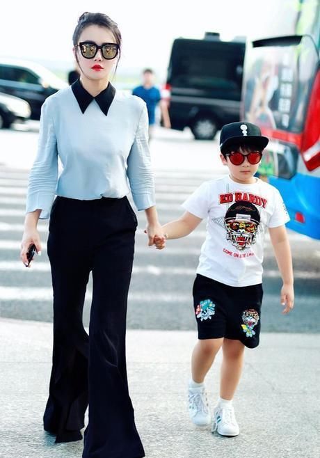 真服了冉莹颖！这牛仔裙被她穿的太紧了，这扣子都快崩开了吧？