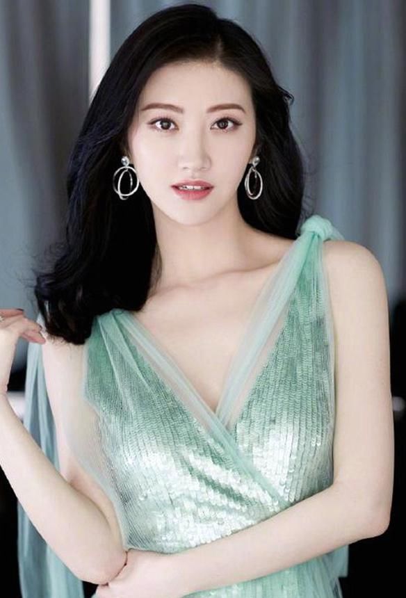 『 显得』配长卷发美出新高度，显得身材非常高挑，景甜穿淡绿色深V长裙