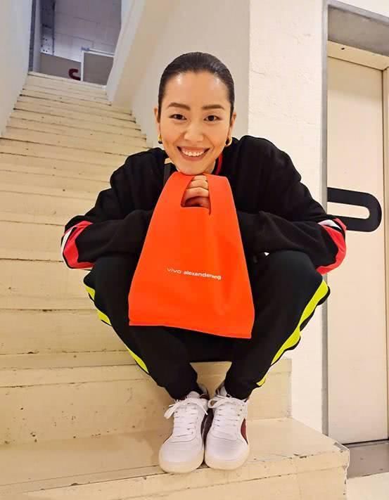  『气质』刘雯不愧为名模！黑色毛衣配搭乳白色直筒裤，尽展时髦与气质
