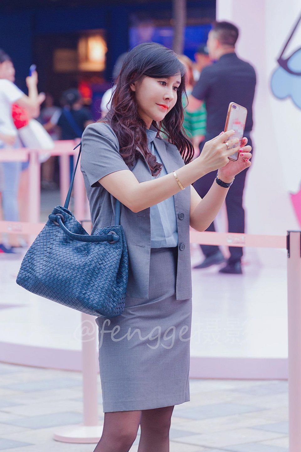 时尚街拍:三里屯来了个OL范时尚大美女，一路卖萌自拍玩到嗨