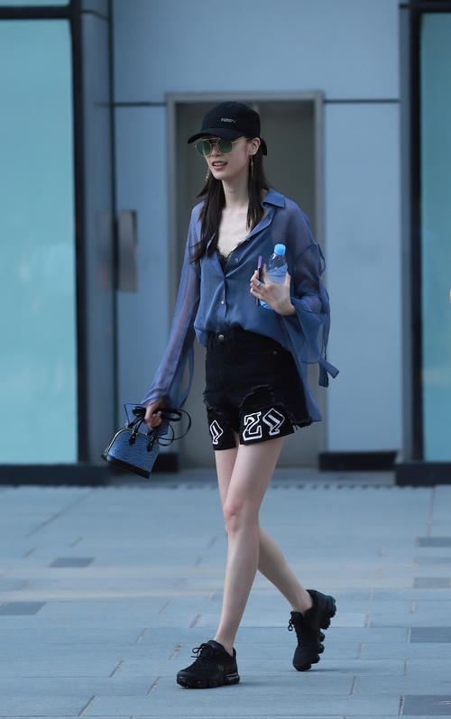 街拍：白富美级别的气质美女，名媛范十足，这是要迷倒多少直男！