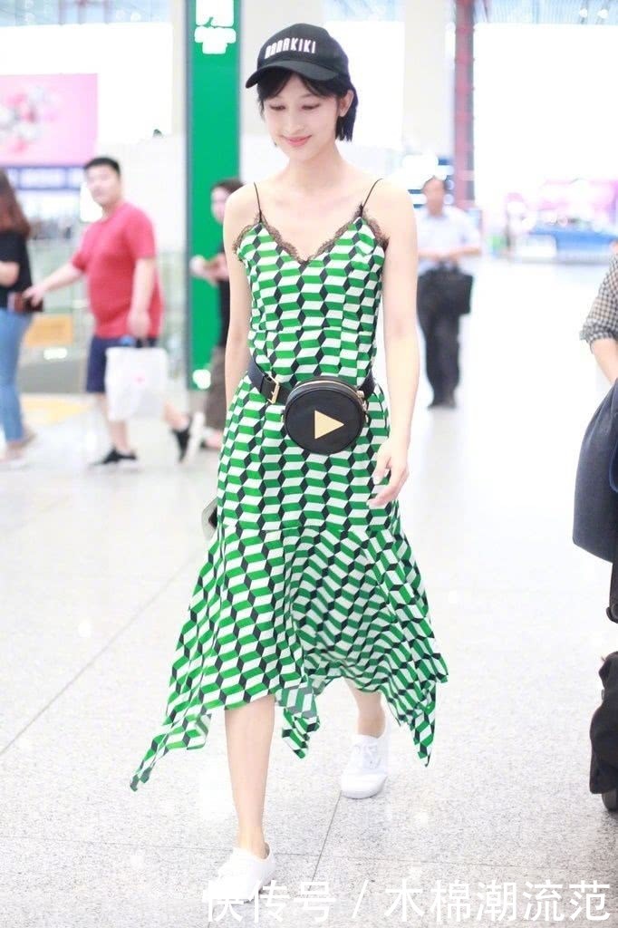 张俪穿绿格吊带出门，腋下勒出一撮毛，网友：看得我看尴尬啊！
