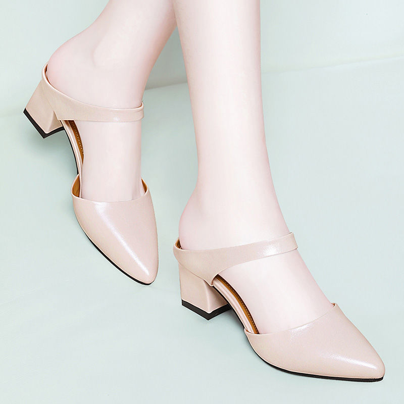 “兔头鞋”比“塔跟鞋”更时髦养脚，配裙子穿轻松拥有女神气场