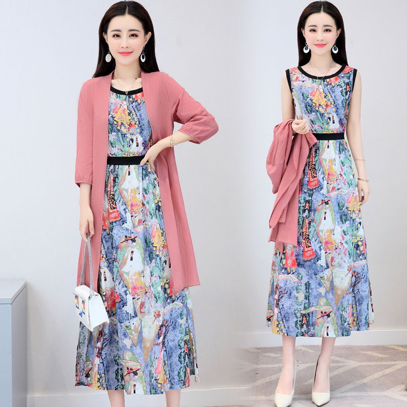 女人一旦过53，不缺钱的，中高级裙+小高跟，美得让人措手不及