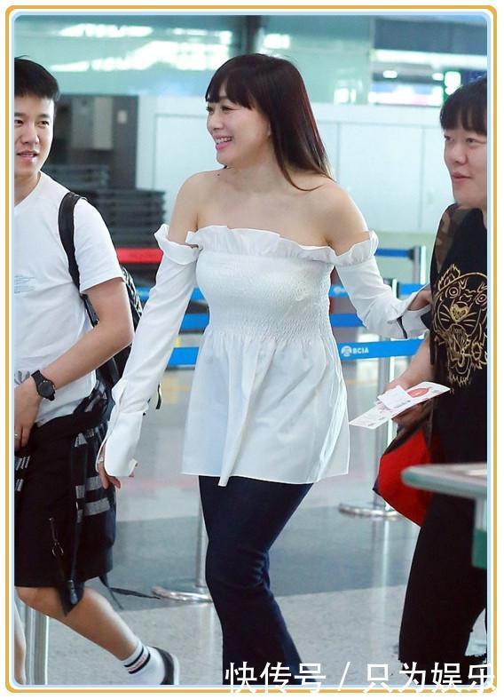 钟丽缇都48岁了，还学张俪穿一字肩装嫩，网友：阿姨能别装了吗？