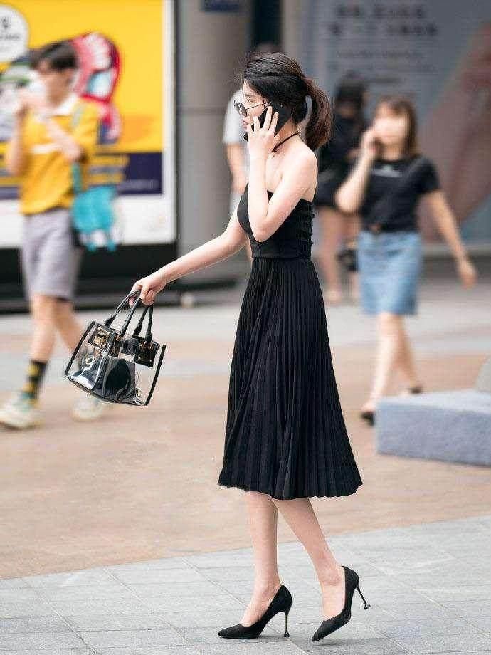 黑色抹胸裙, 优雅中透着神秘, S曲线尽显身材, 不“吸睛”才怪!