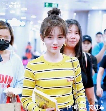 24鞠婧祎和19周洁琼机场秀，网友活力少女和成熟女性既视感