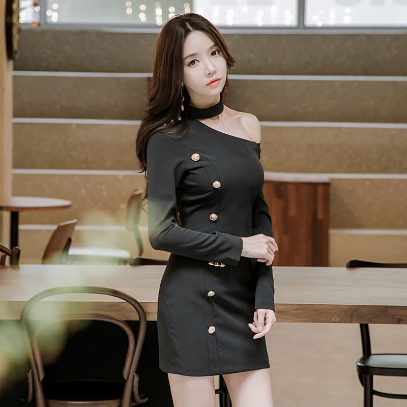 去夜店别穿吊带裙，挂脖裙更性感出众，微露香肩，散发迷人魅力