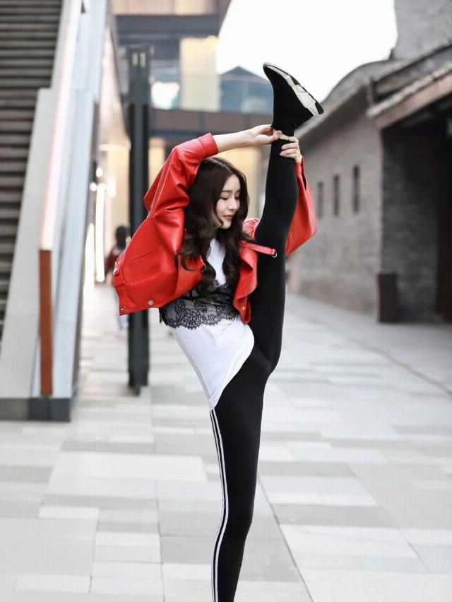 『搭配』这位红色皮夹克外套的小姐姐,真的是超美的