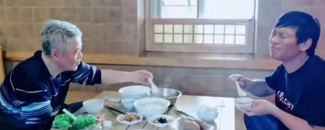 宋小宝到赵本山家吃饭师父给他全身消毒炕真漂亮坐上吃饭真舒服