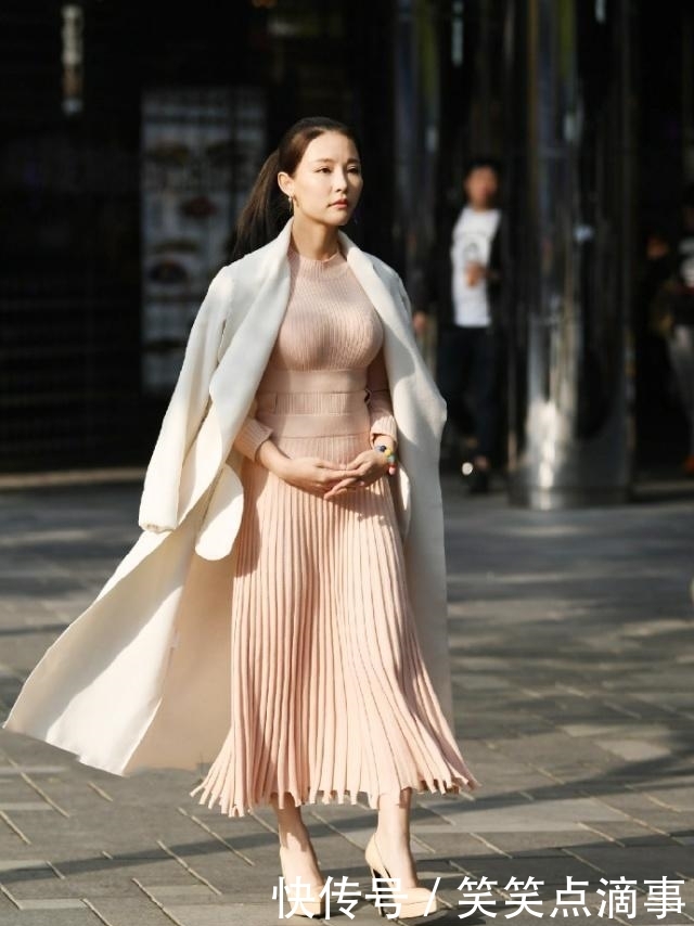 『完美』街拍美女:身材、颜值完美的小姐姐,牛仔裤美丽动人,魅力十足!