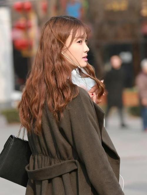 「气质」街拍:身材苗条的美女,一件白色上衣配牛仔短裙,时尚唯美气质